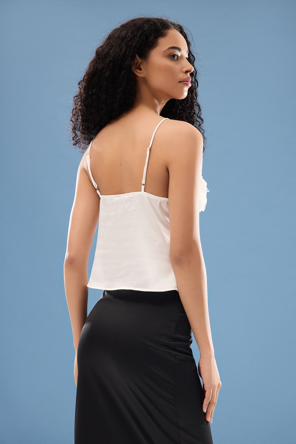 Trendyol Collection-Weißes, detailliertes, gewebtes 3-D-Rosen-Bustier TPRSS25BS00010 5