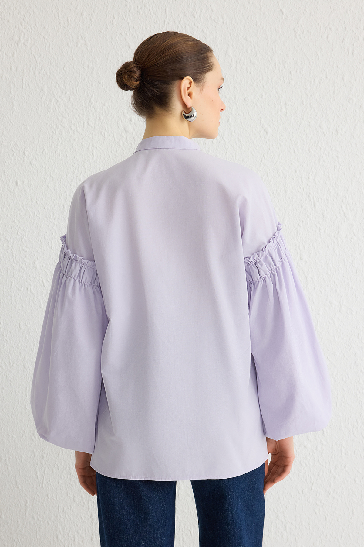 Trendyol Modest-Fliederfarbenes, gewebtes Baumwollhemd mit Ballonärmeln TCTSS24TG00048 5