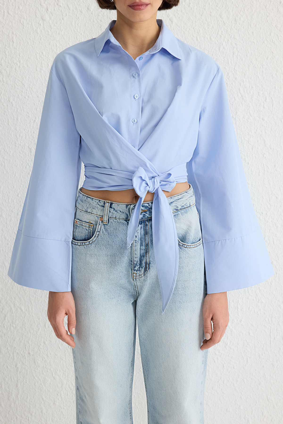 Trendyolmilla  Açık Mavi Bağlama Detaylı Regular Normal Kalıp Dokuma Gömlek TWOAW25GO00067 - Görsel 4