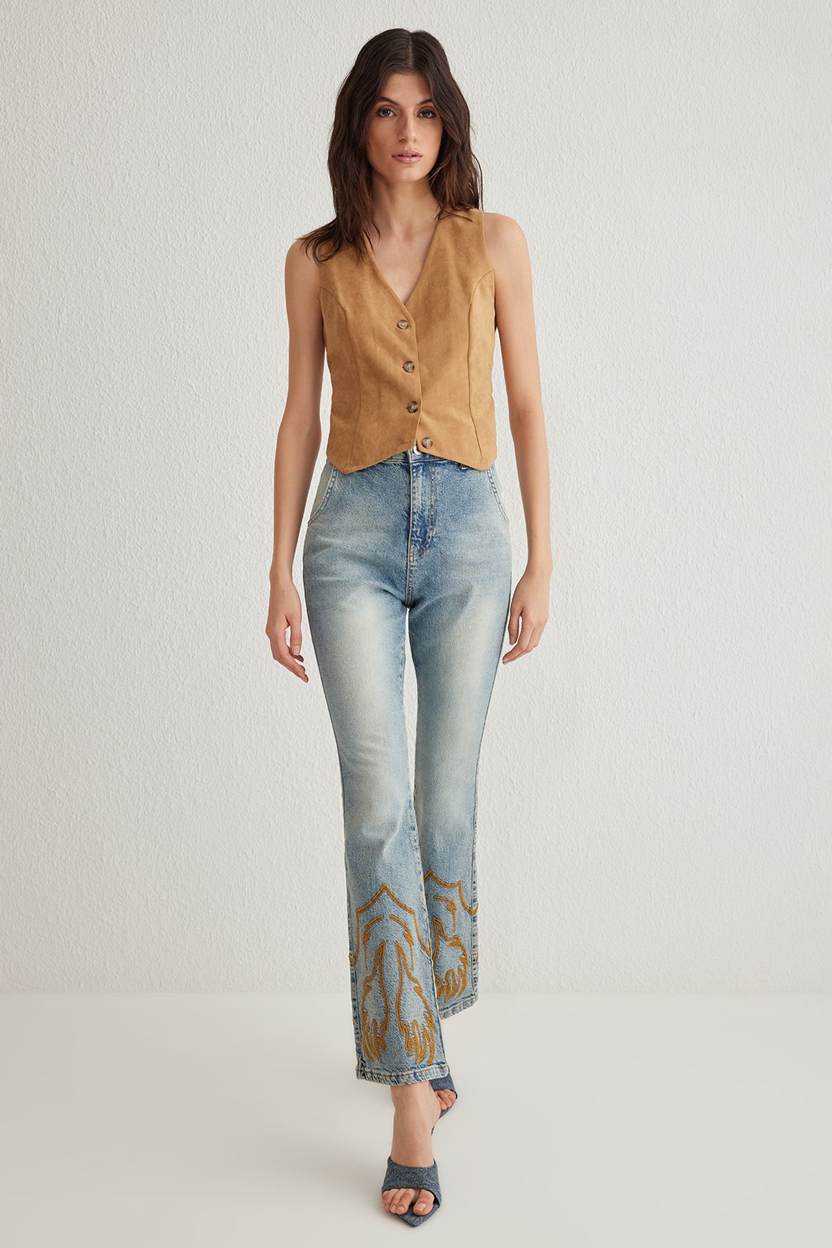 Trendyol Collection-Blugi evazați cu talie înaltă brodați albaștri TWOSS25JE00011 1