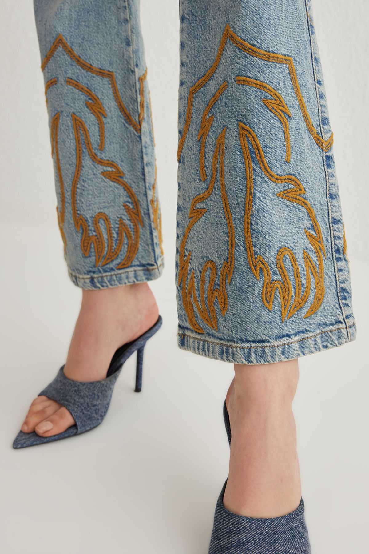 Trendyol Collection-Blugi evazați cu talie înaltă brodați albaștri TWOSS25JE00011 4