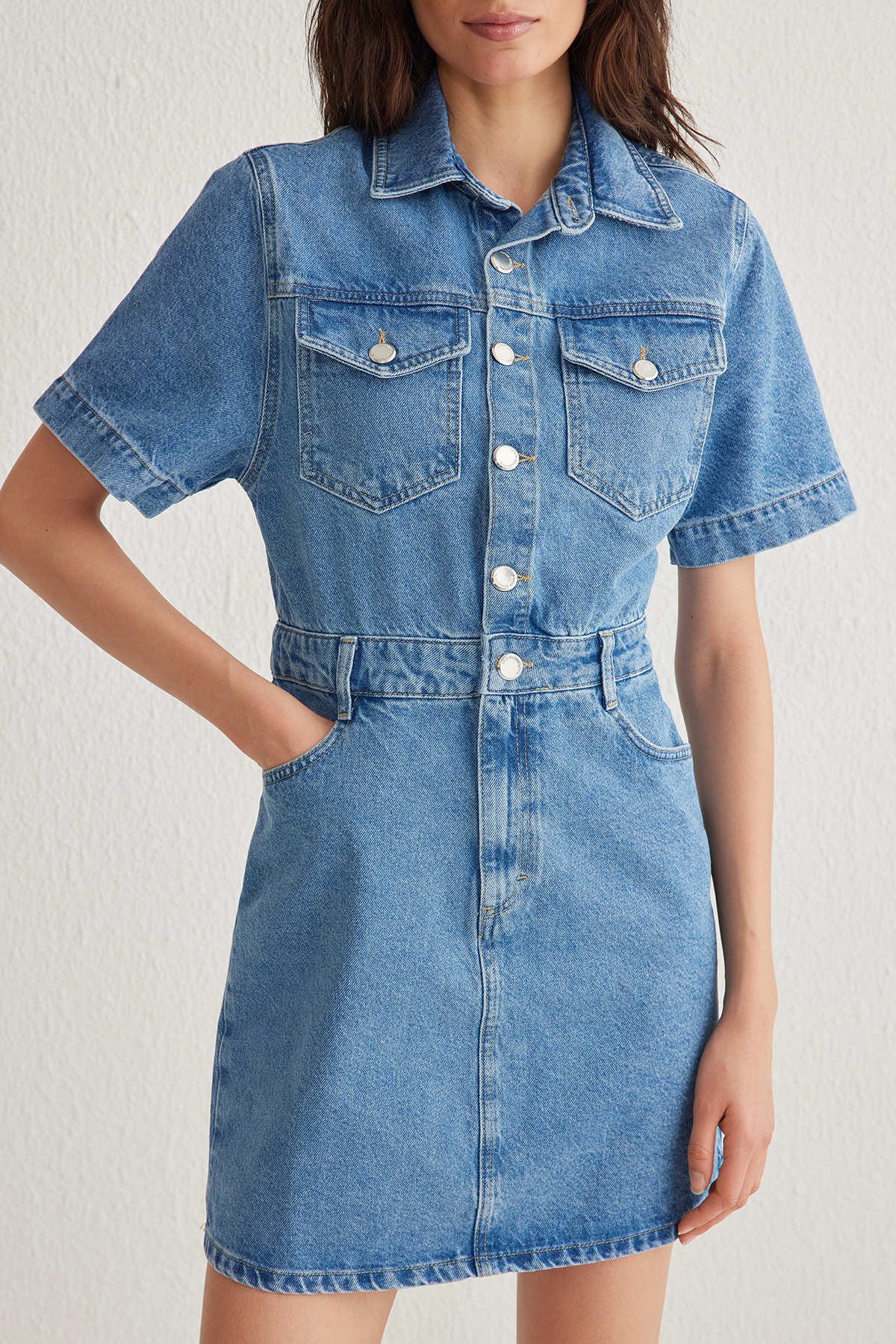 Trendyolmilla  Mavi Cep Detaylı Kısa Kollu Mini Denim Gömlek Elbise TWOSS25EL00156 - Görsel 3