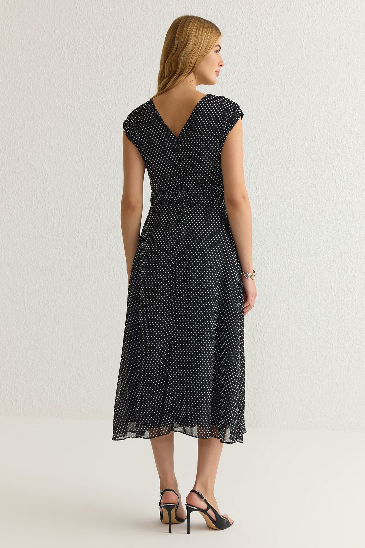 Trendyol Collection-Schwarzes, gewebtes Midikleid mit Polka Dot Print und V-Ausschnitt in A-Linie mit Gürtel TWOSS25EL00135 5