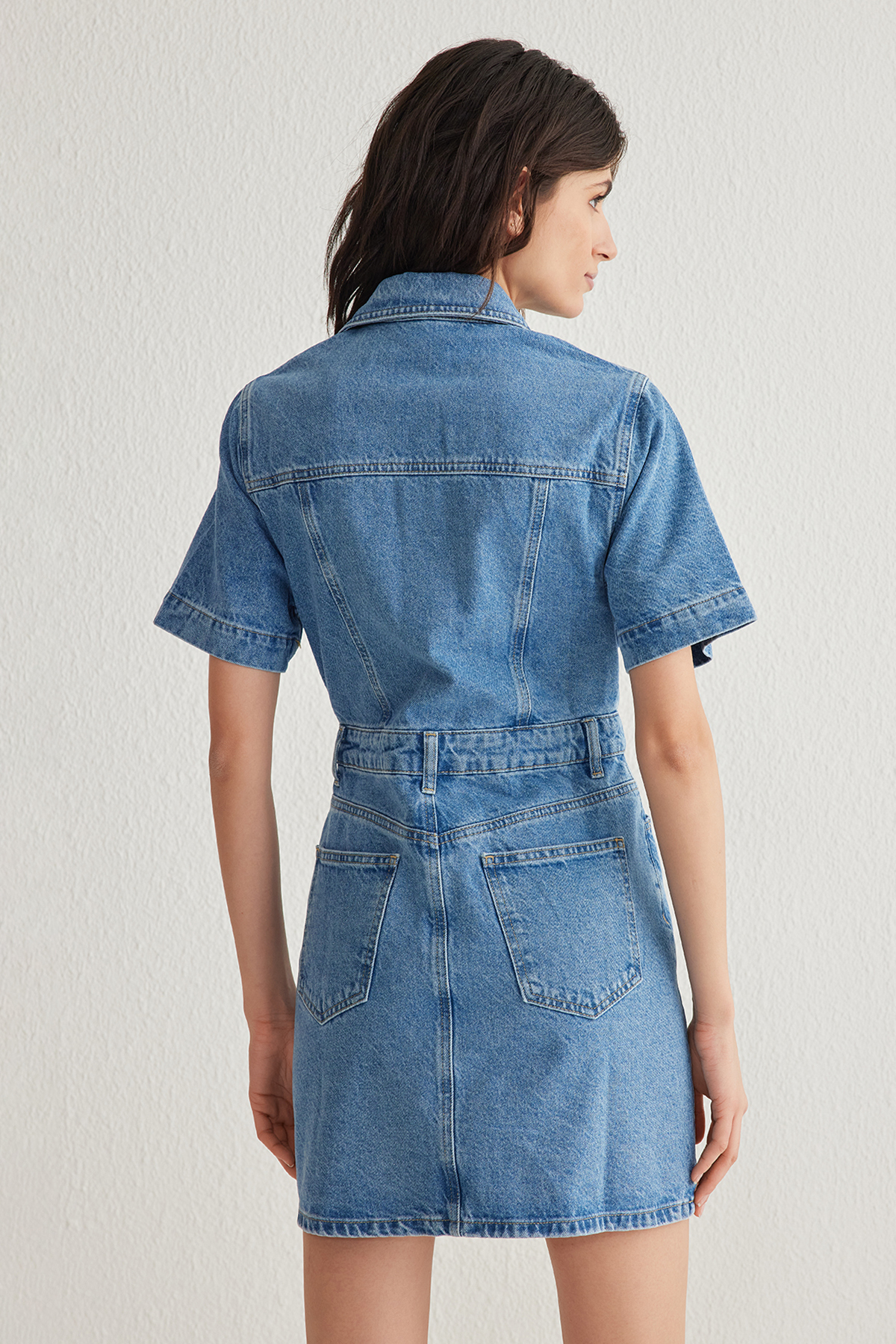 Trendyolmilla  Mavi Cep Detaylı Kısa Kollu Mini Denim Gömlek Elbise TWOSS25EL00156 - Görsel 5