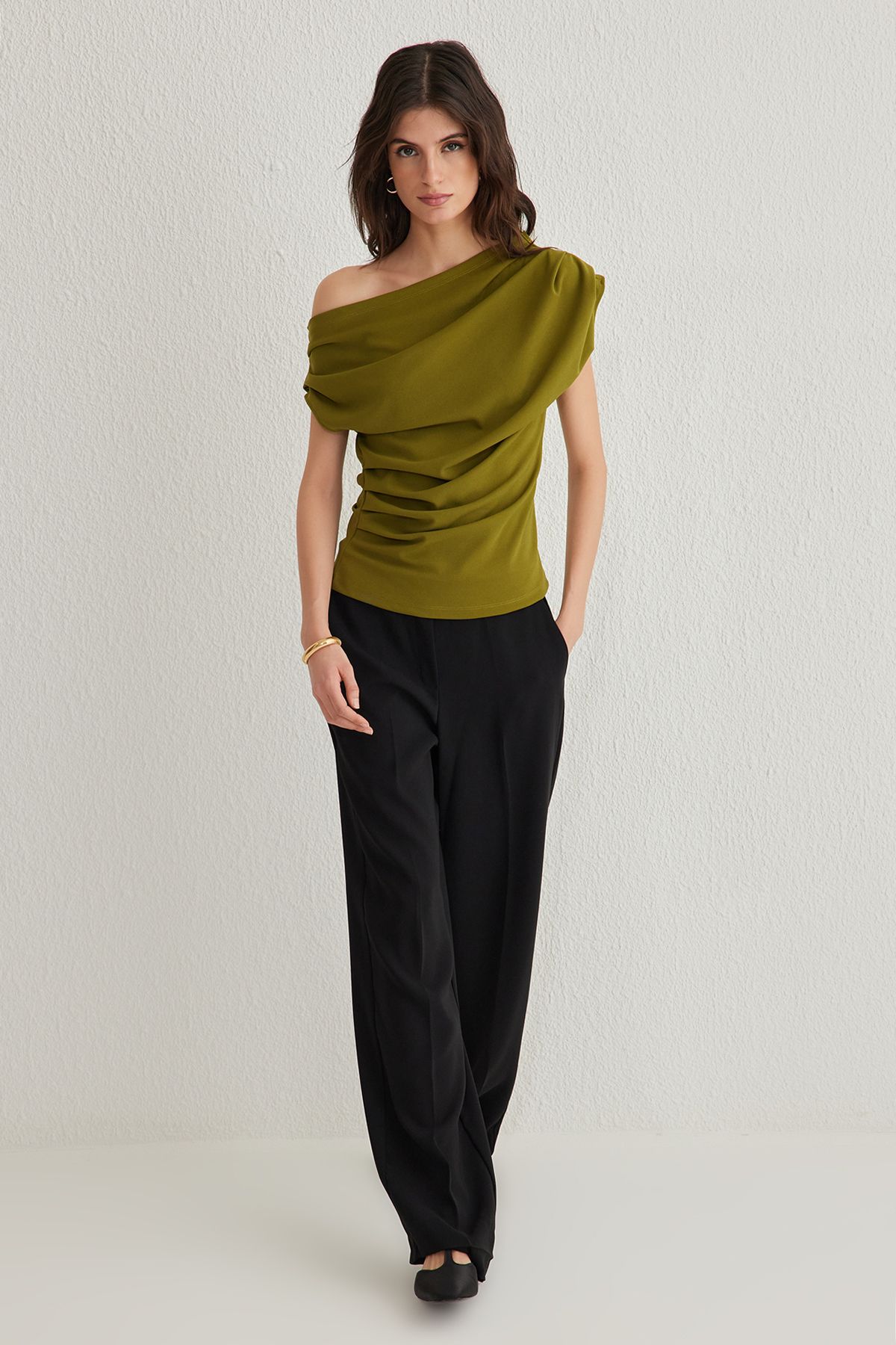 Trendyol Collection-Ölgrüne Strickbluse mit asymmetrischem Ausschnitt und Kordelzug – TWOSS25BZ00024 2