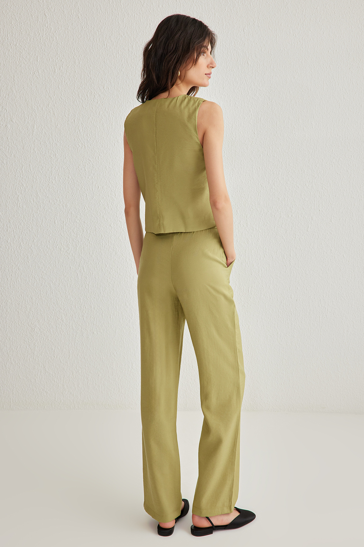 Trendyolmilla  Yağ Yeşil Yumuşak Tuşeli Regular Yelek Geniş Paça Pantolon Dokuma Alt - Üst Takım TWOSS25AU00027 - Görsel 5