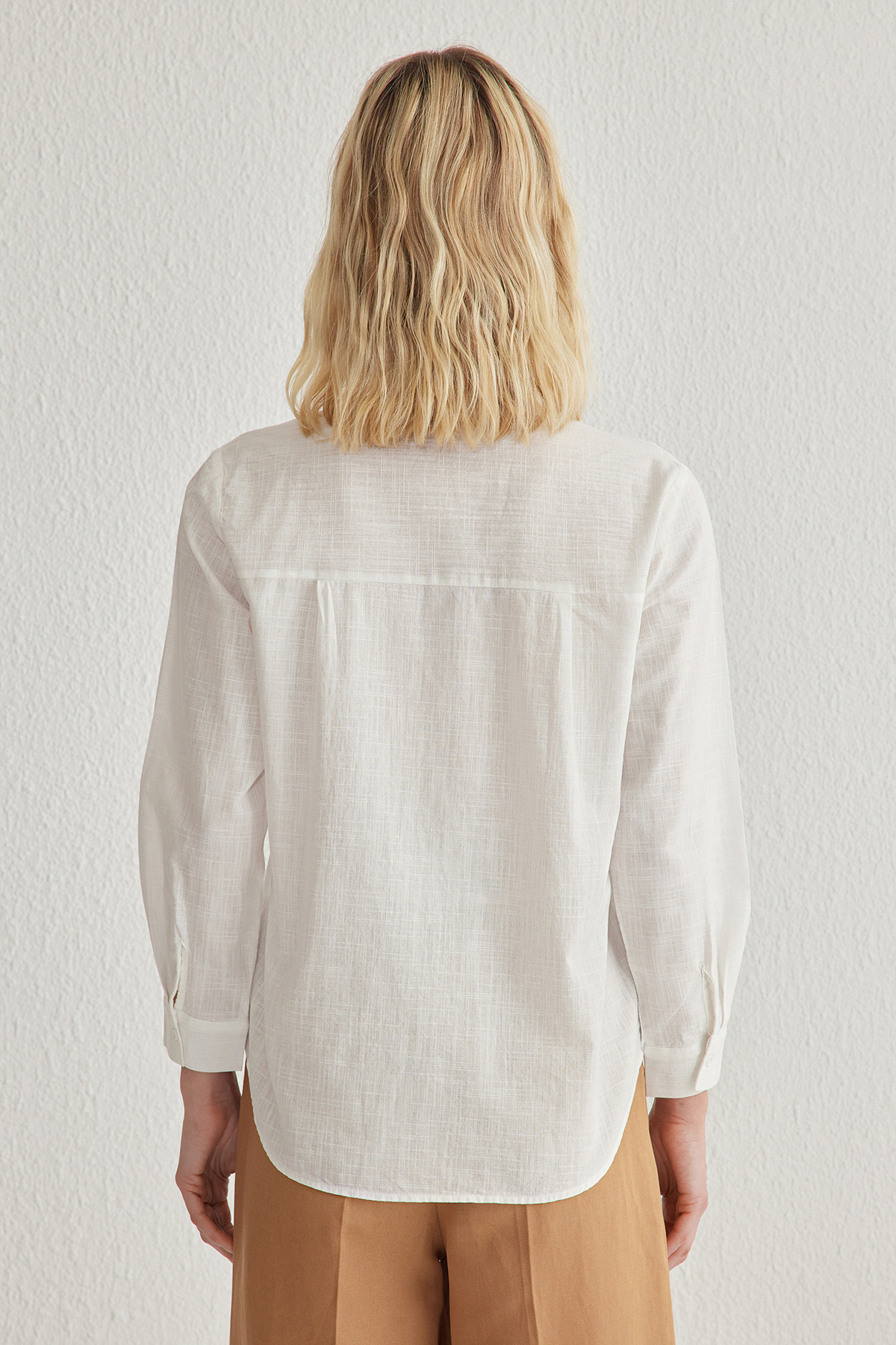 Trendyolmilla  Beyaz Pamuk Karışımlı Keten Görünümlü Oversize Geniş Kalıp Dokuma Gömlek TWOSS25GO00096 - Görsel 5