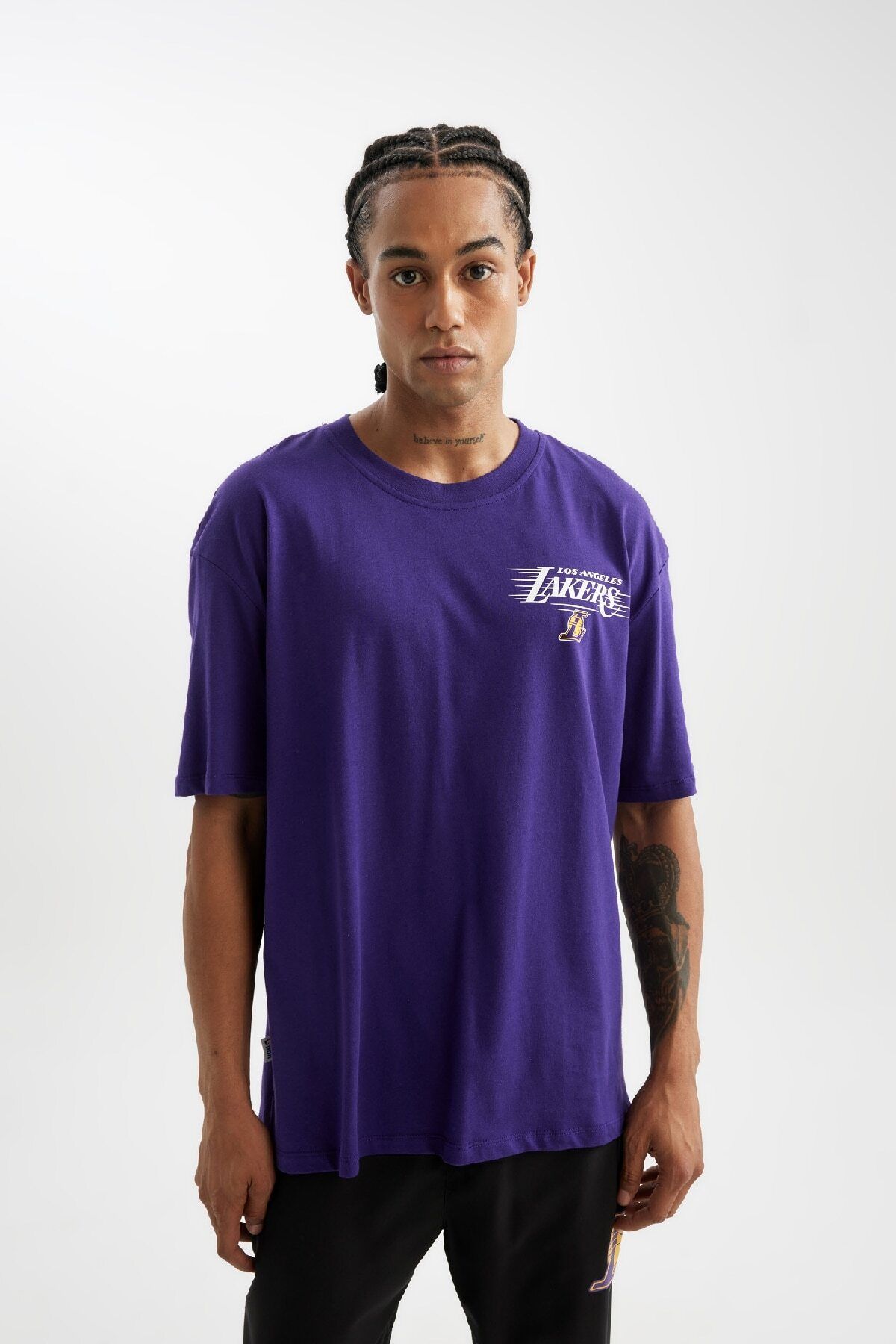 DeFacto-Koszulka męska NBA Los Angeles Lakers w kolorze fioletowym, oversize, z okrągłym dekoltem i nadrukiem na plecach, z krótkim rękawem V0775Az24Au 3