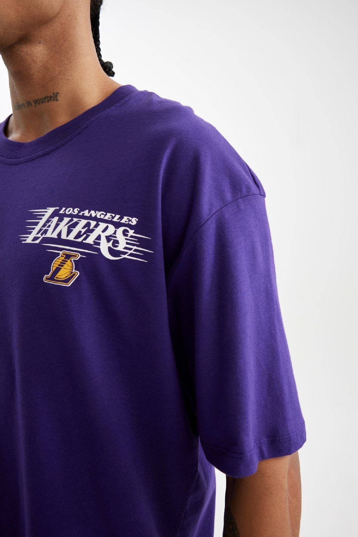 DeFacto-Koszulka męska NBA Los Angeles Lakers w kolorze fioletowym, oversize, z okrągłym dekoltem i nadrukiem na plecach, z krótkim rękawem V0775Az24Au 5