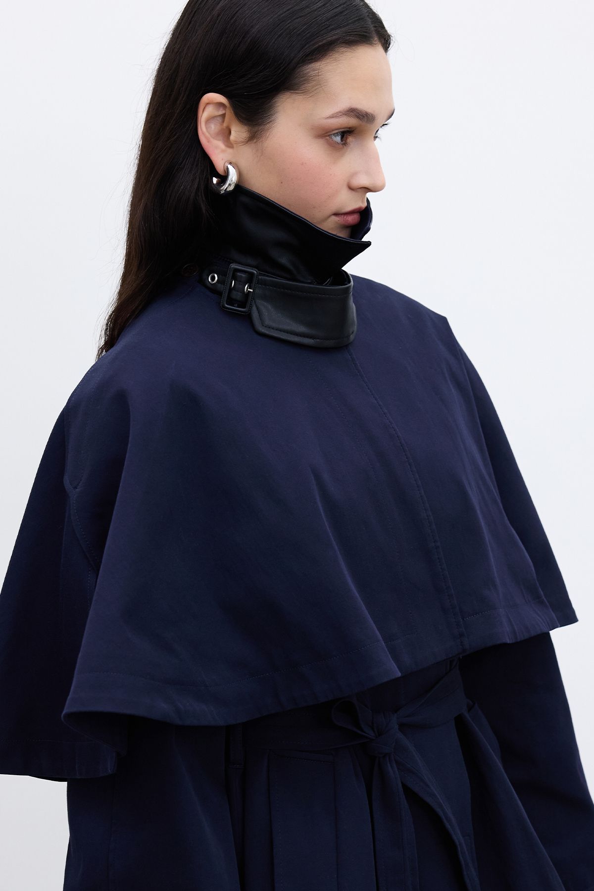 Manuka-Marineblauer Trenchcoat – Cape-Detail 3