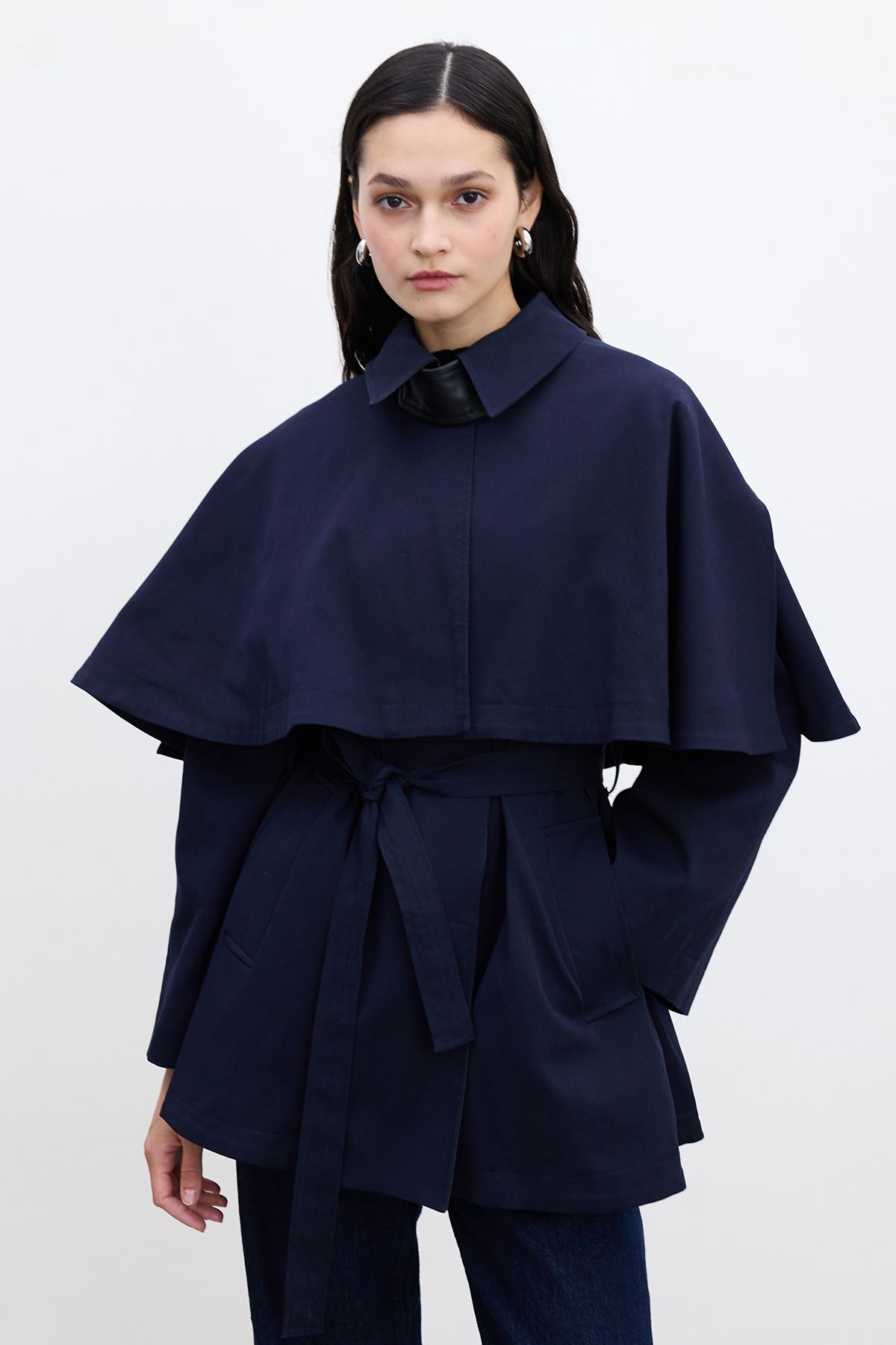 Manuka-Marineblauer Trenchcoat – Cape-Detail 2