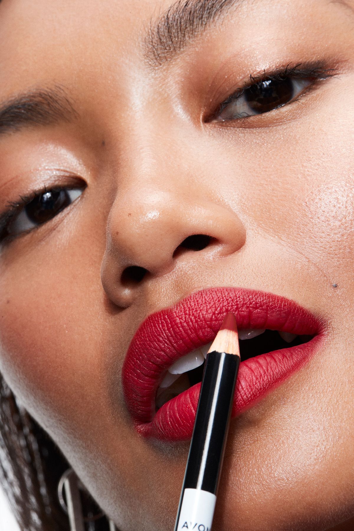 خط لب فوق العاده رنگ قرمز عالی Avon