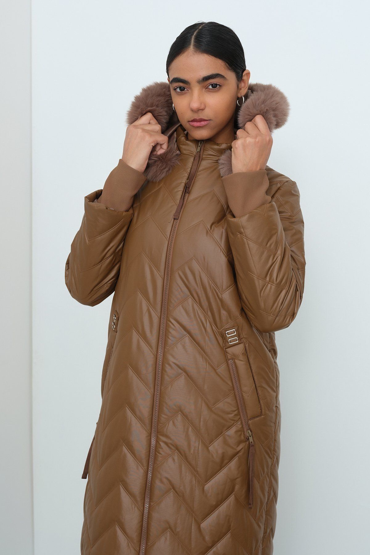 Nihan-Camel Coat - Portable and Furry Metal Detail 6