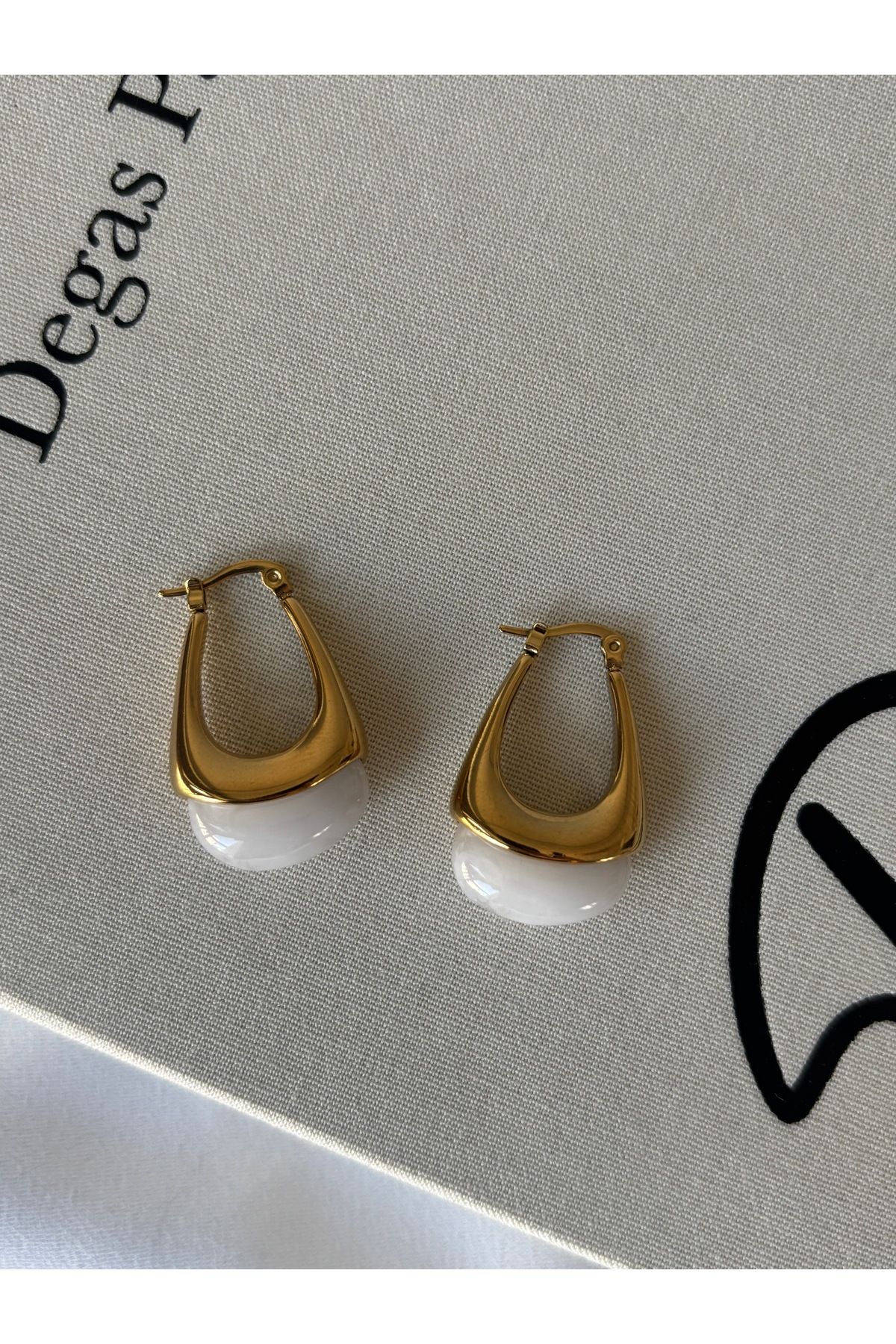 ringbox-Steel Tarnish Gold White Acrylic Earrings 1