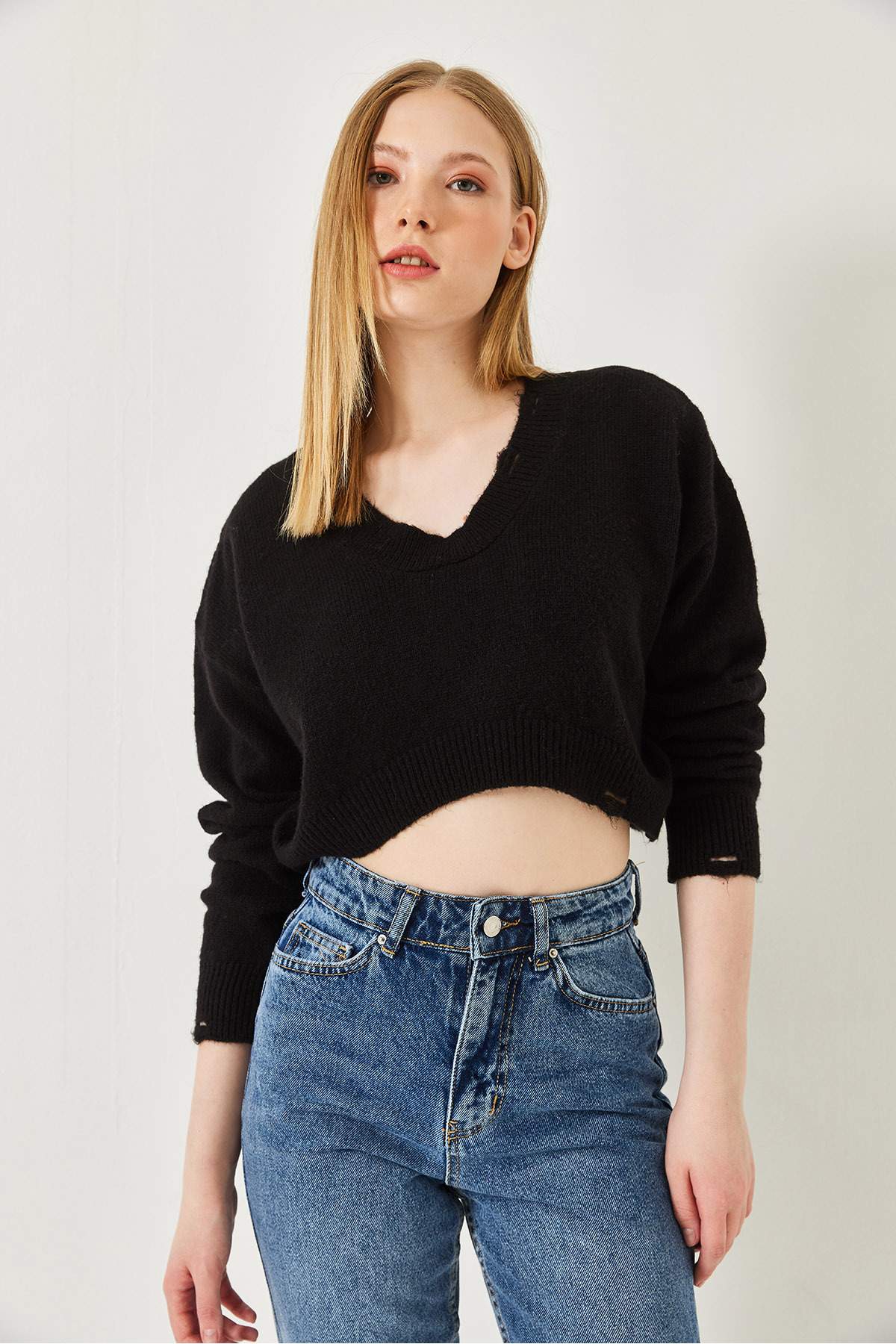 LUCCI Textured V-Neck Loose-Fit Crop Knit Top 2
