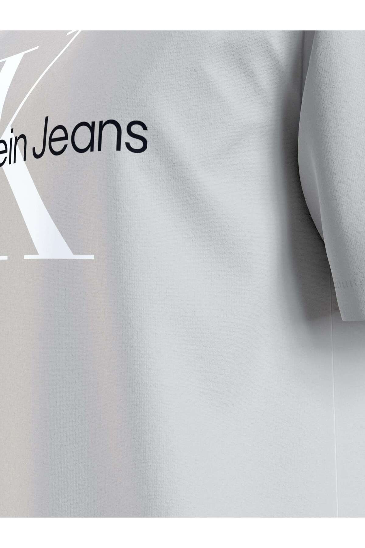تی شرت خاکستری مردانه قمری برای Calvin Klein