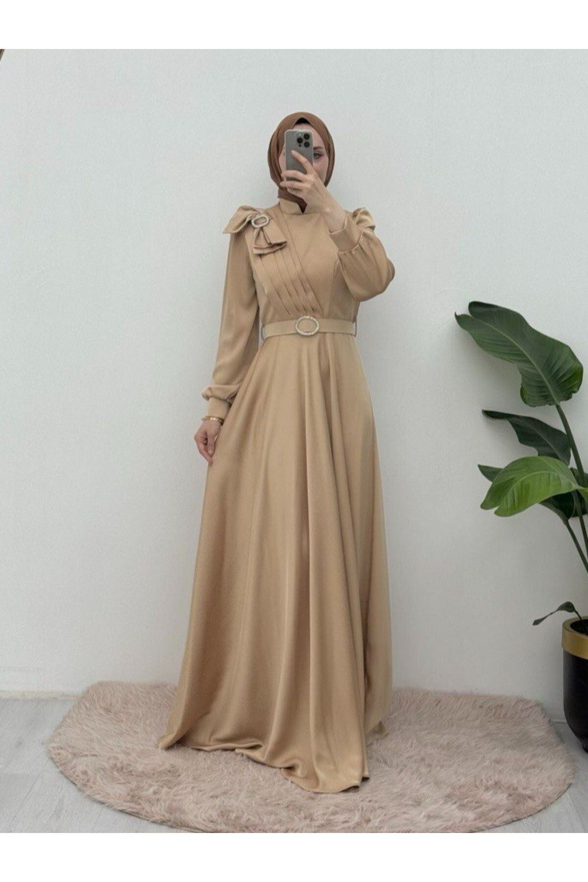 Modamorfo-Satin-Abendkleid mit Brosche, Schleife und Steingürtel 4