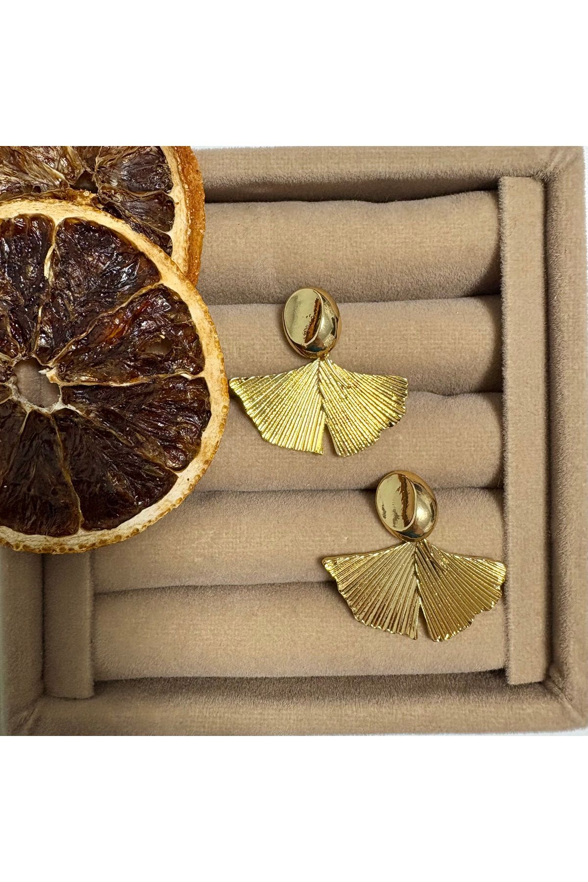 Vitastyle-Gold Color Leaf Detailed Steel Earrings 2