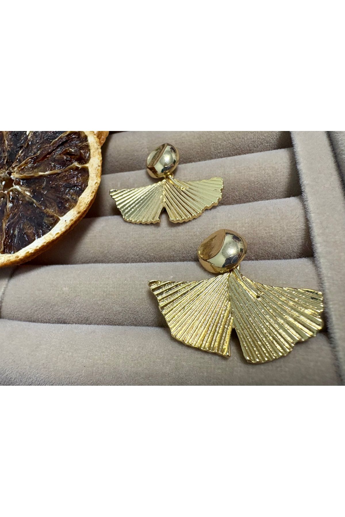 Vitastyle-Gold Color Leaf Detailed Steel Earrings 6