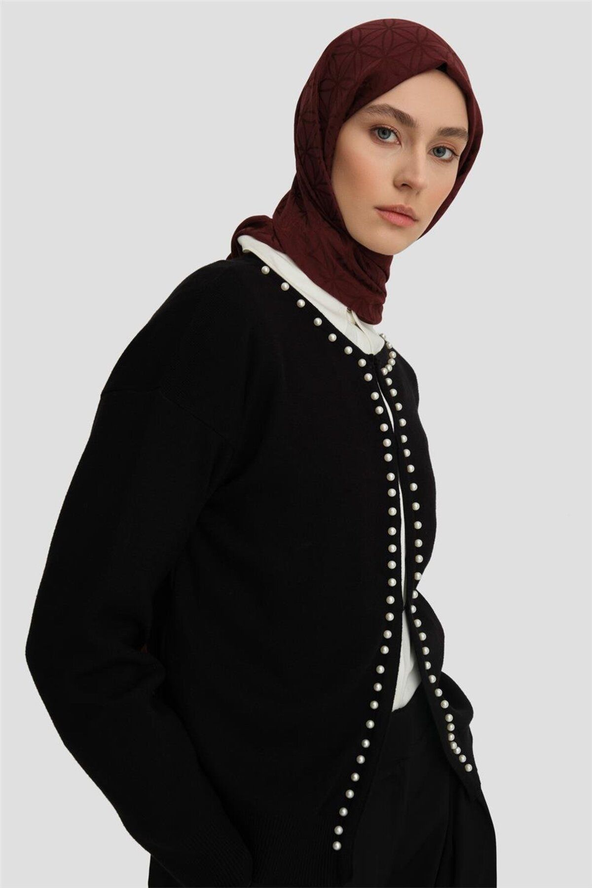 Armine-Cardigan tricotat cu perle negre - Model 24kd4202 1