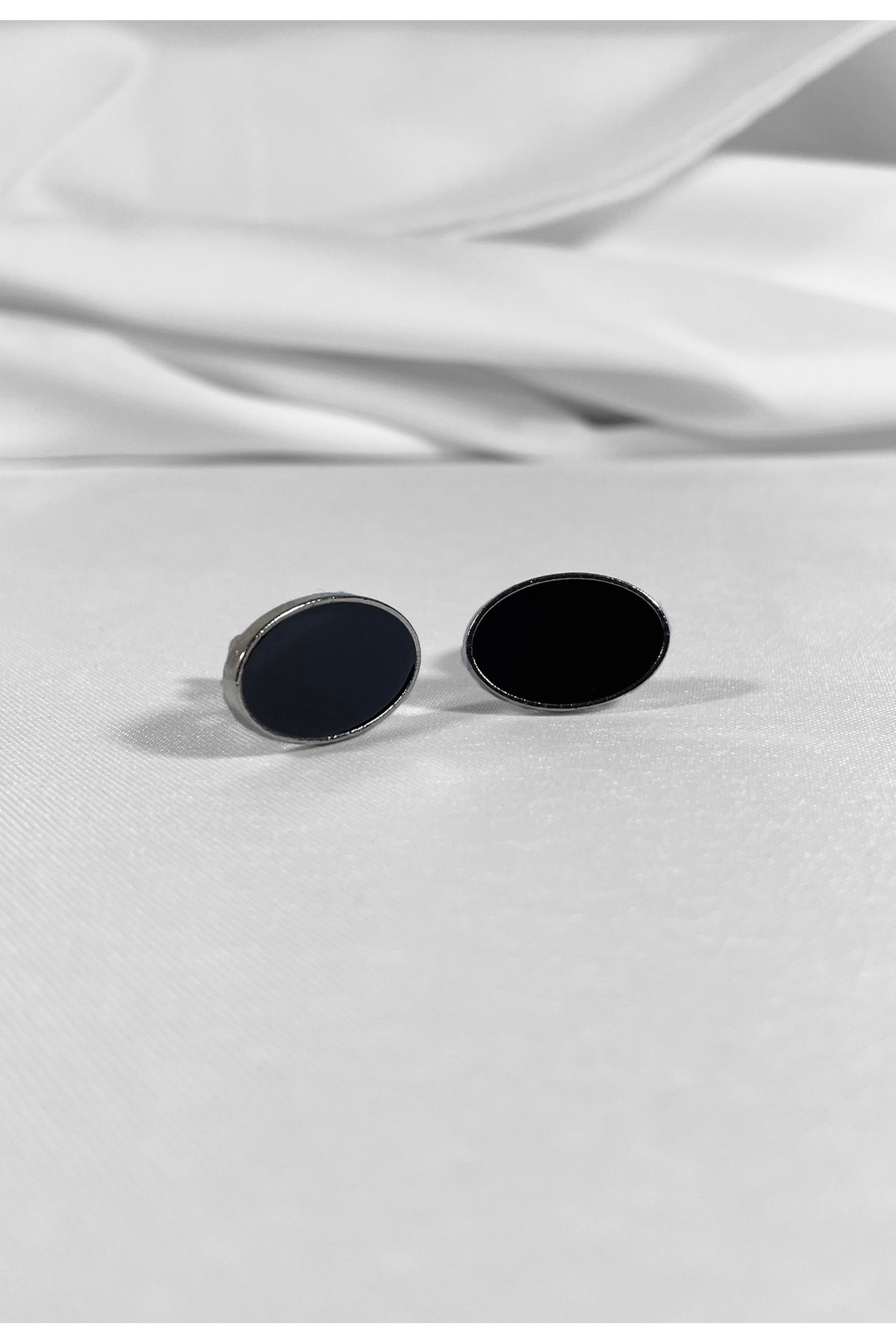  دکمه سردست فلزی مشکی طرح میناکاری شده با مکانیزم، جعبه‌ای بیضی شکل به رنگ خاکستری