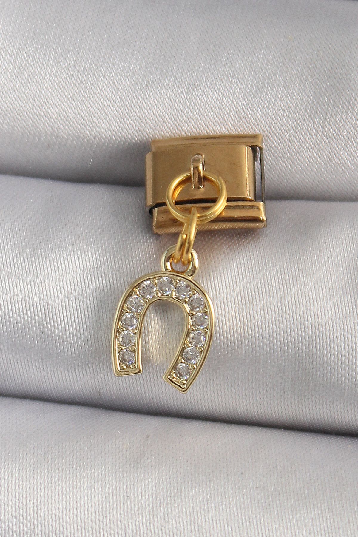 BirdoluSepet 316L Çelik Gold Renk Sallantı Zirkon Taşlı Nal Model Nomination Charm