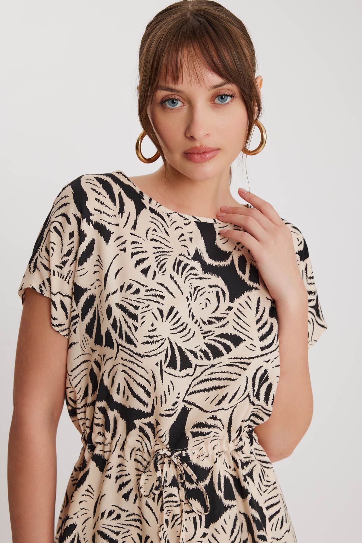 Vitrin-Short Sleeve Blouse with Gathered Waist Pattern 4