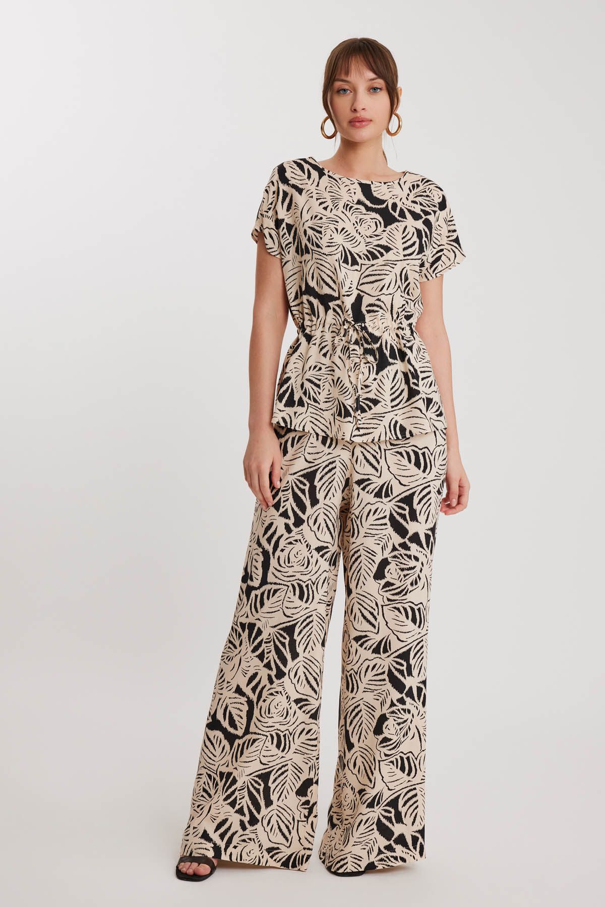 Vitrin-Short Sleeve Blouse with Gathered Waist Pattern 2
