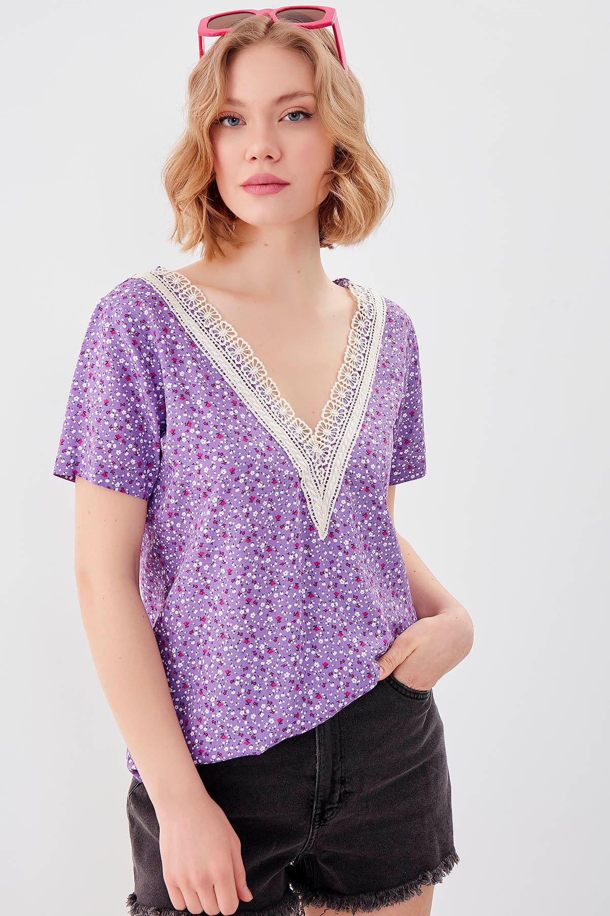Vitrin-Floral V-Neck Blouse 2