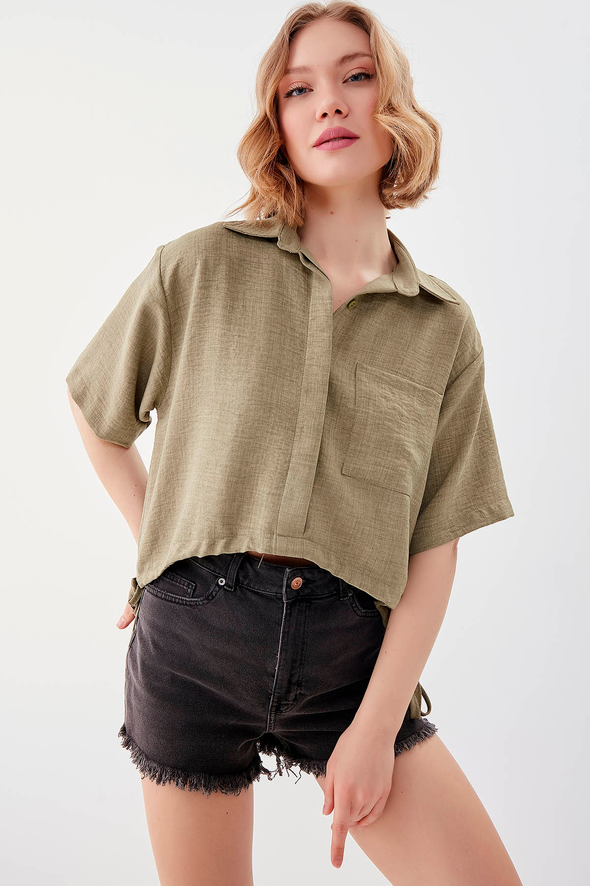 Vitrin-Crop-Shirt mit einer Tasche und elastischem Bund 4