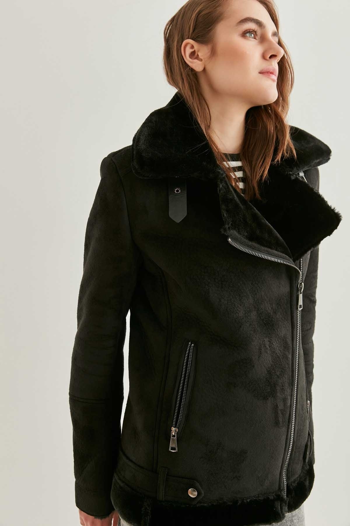 Vitrin-Lange Bikerjacke aus schwarzem Wildleder mit Kunstfelldetails 7