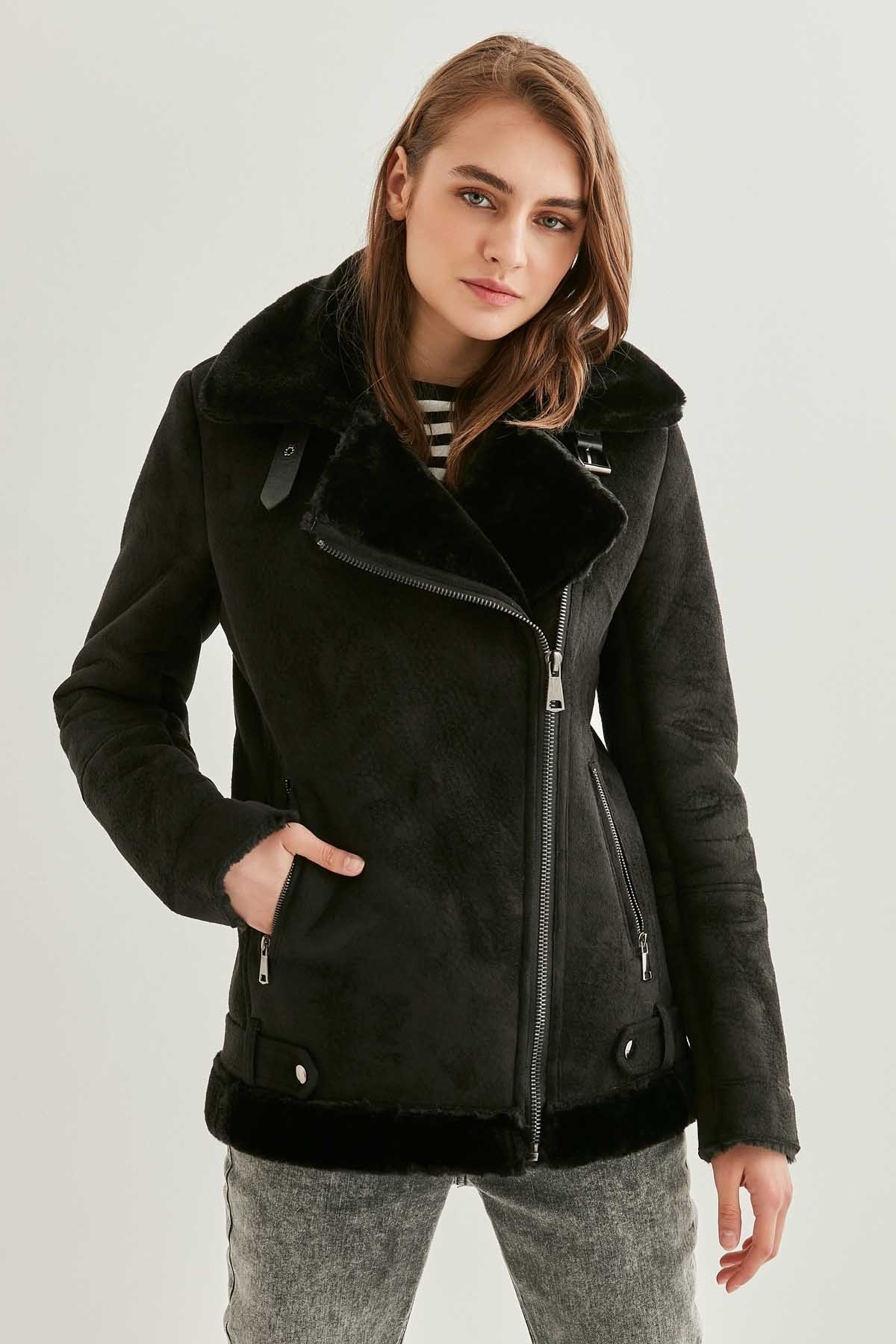 Vitrin-Lange Bikerjacke aus schwarzem Wildleder mit Kunstfelldetails 4