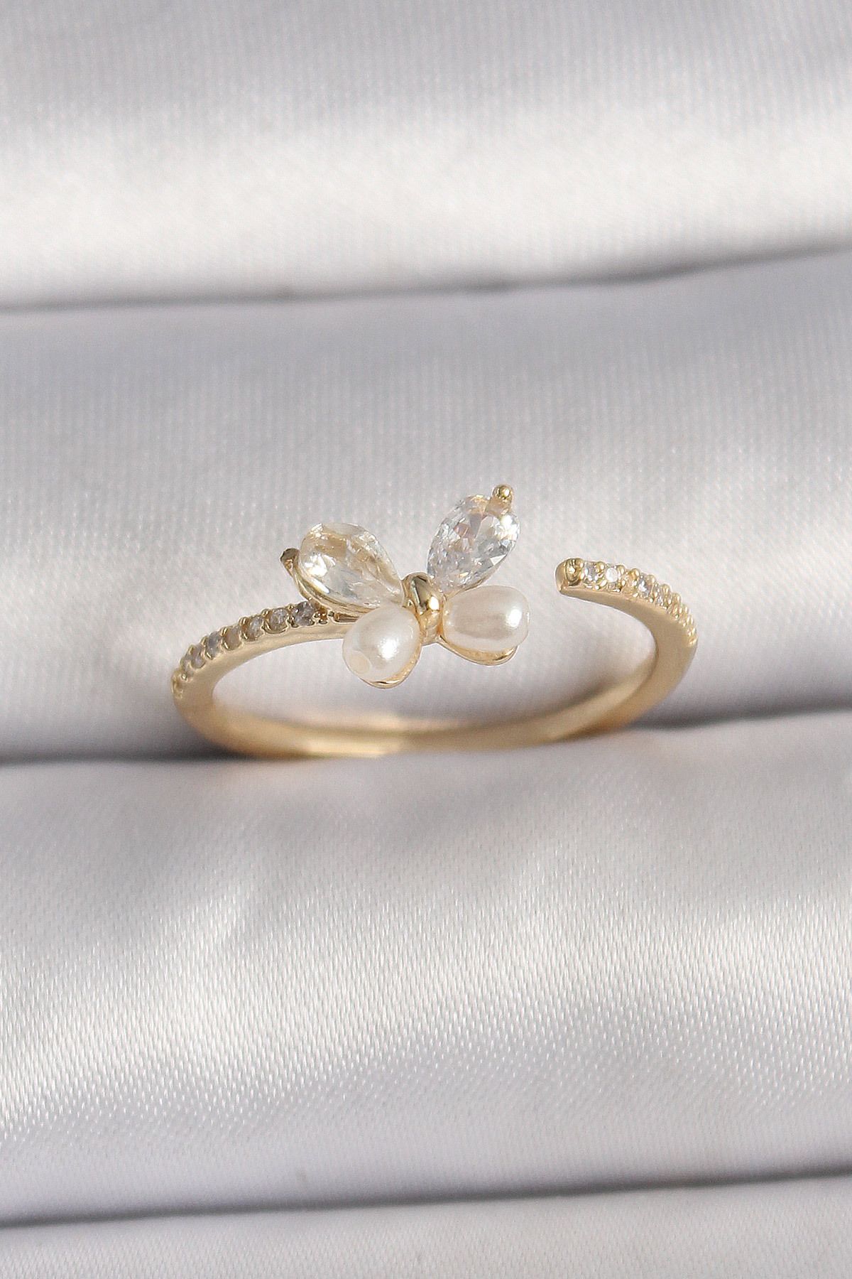 MMB Boutique Pirinç Gold Renk Zirkon Taşlı Kelebek Mode İnci Detay Ayarlanabilir Yüzük