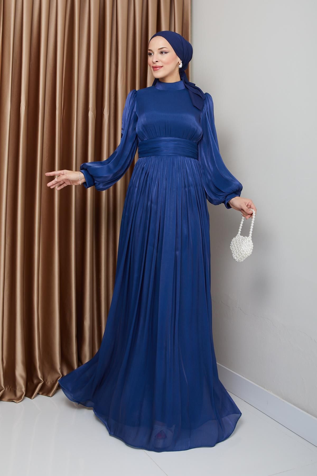 Olcay-Detailliertes Yoryo-Abendkleid aus Seide mit Hijab und Gürtel an der Taille K. INDIGO 1225 2