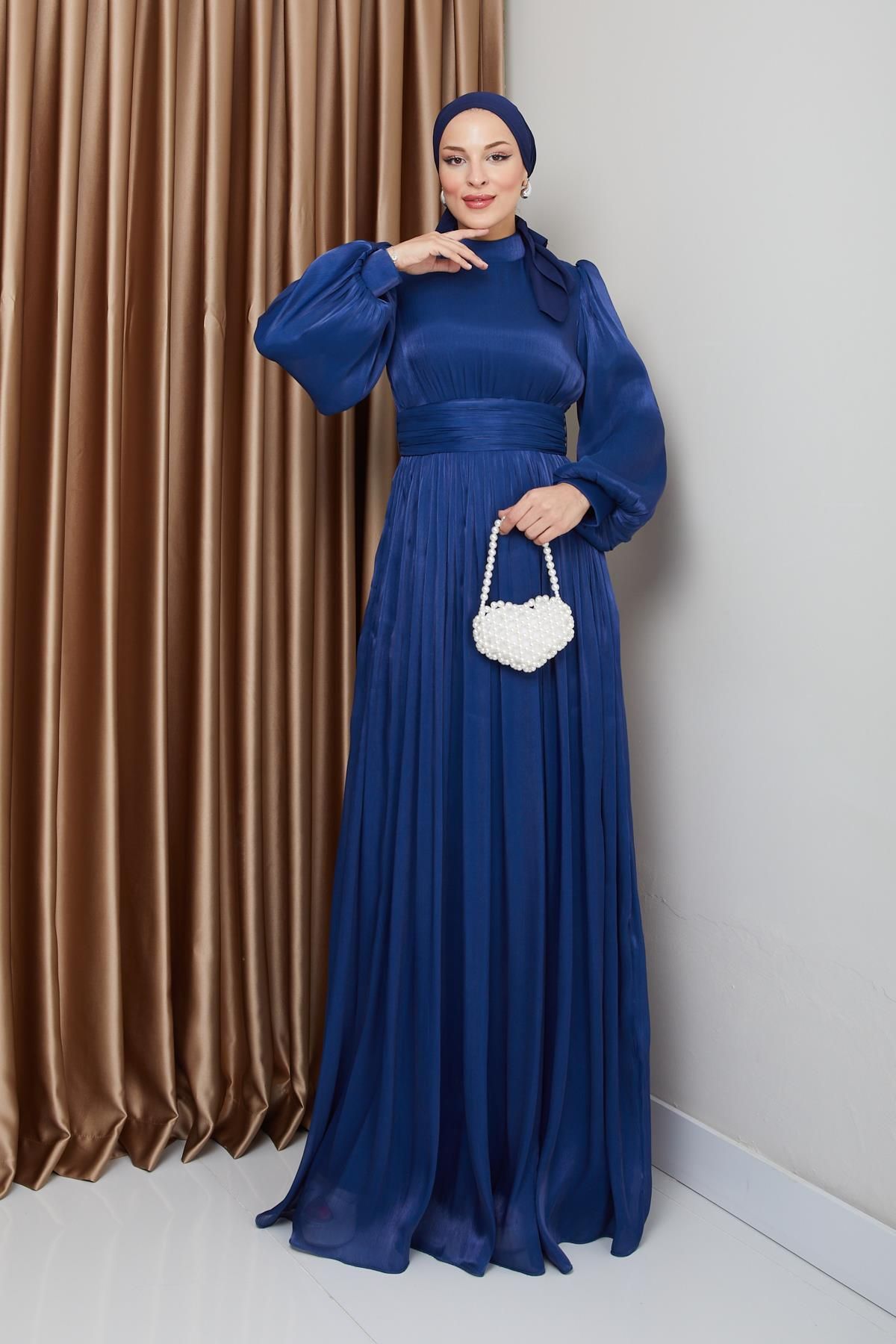 Olcay-Detailliertes Yoryo-Abendkleid aus Seide mit Hijab und Gürtel an der Taille K. INDIGO 1225 4