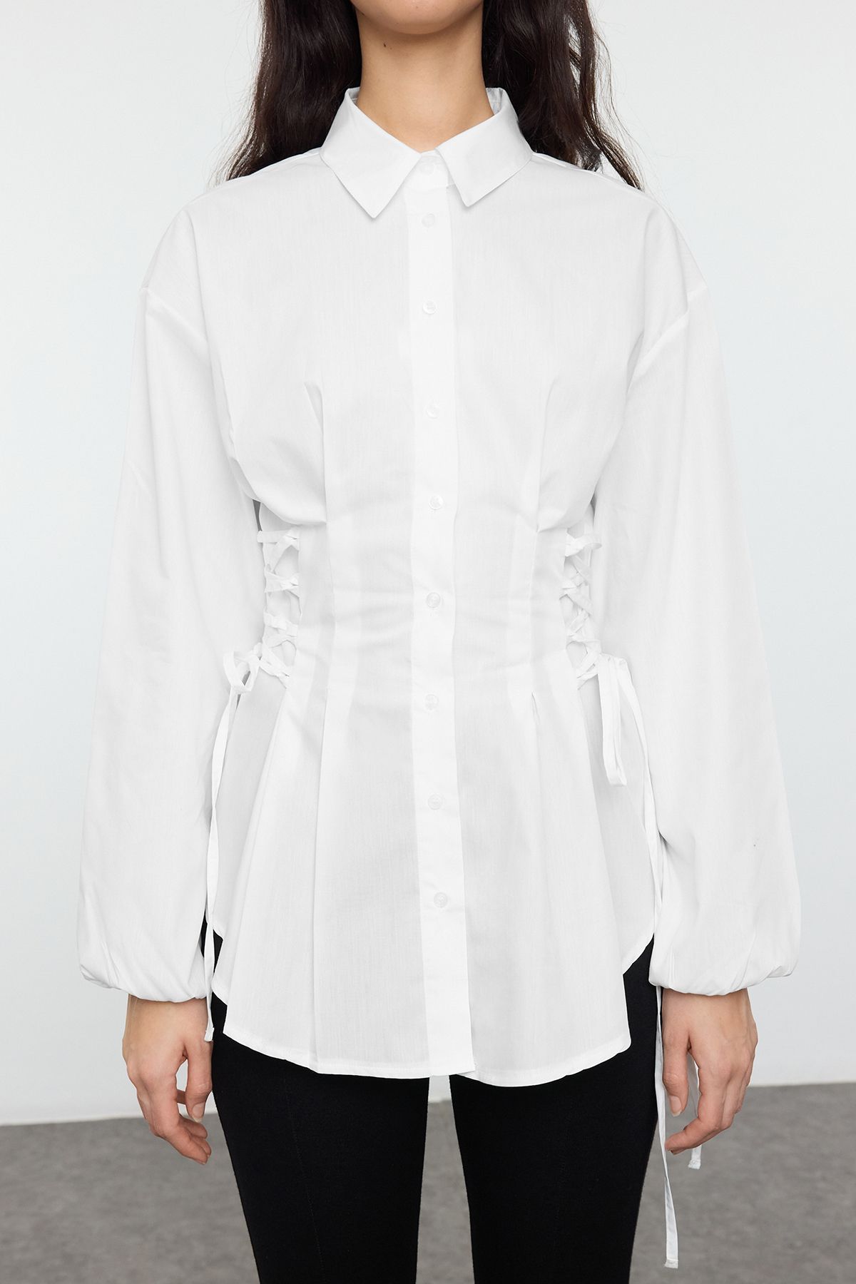 Trendyol Modest-Ecrufarbenes, gewebtes Hemd mit Bindedetail an der Taille TCTSS25TG00003 3