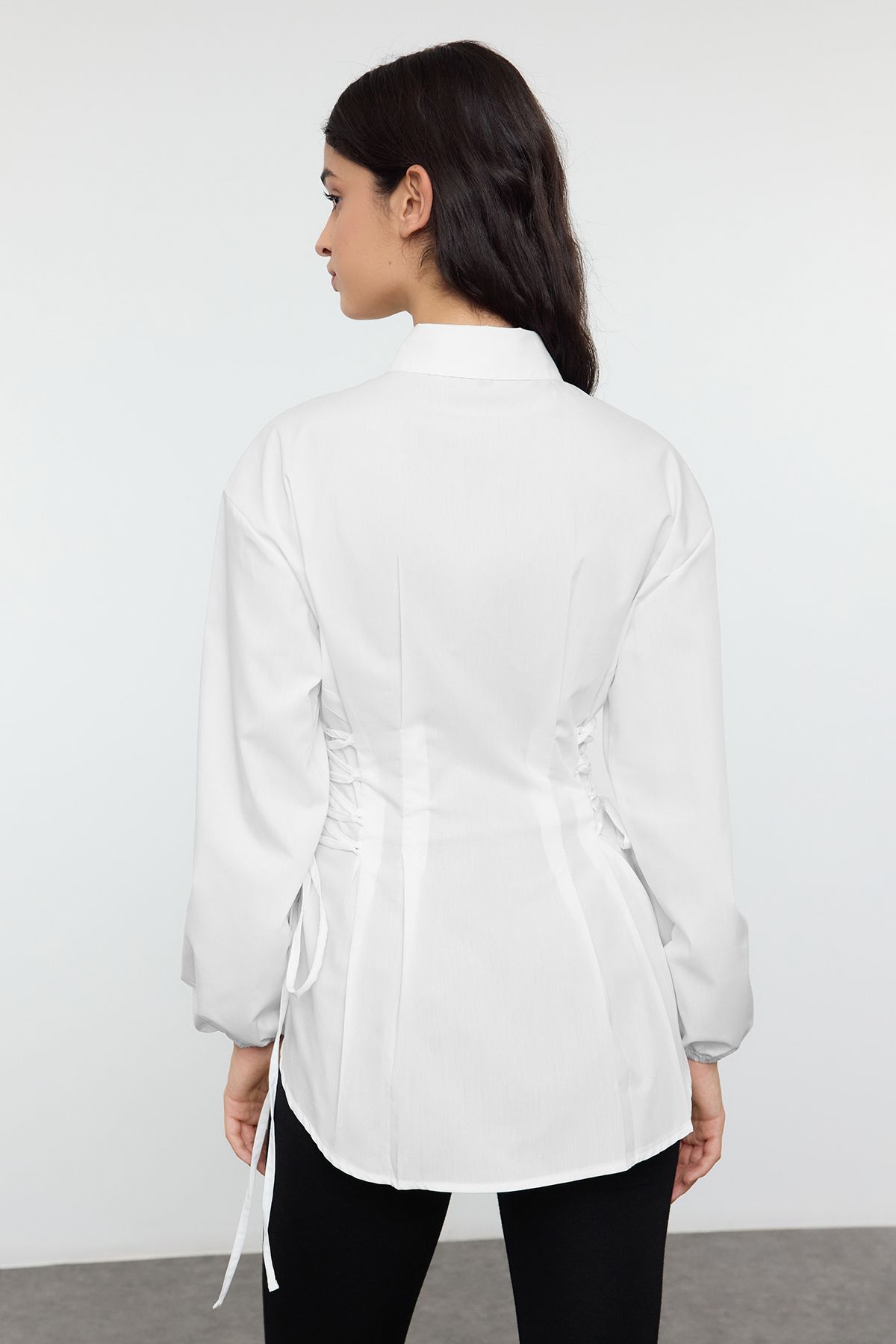 Trendyol Modest-Ecrufarbenes, gewebtes Hemd mit Bindedetail an der Taille TCTSS25TG00003 5