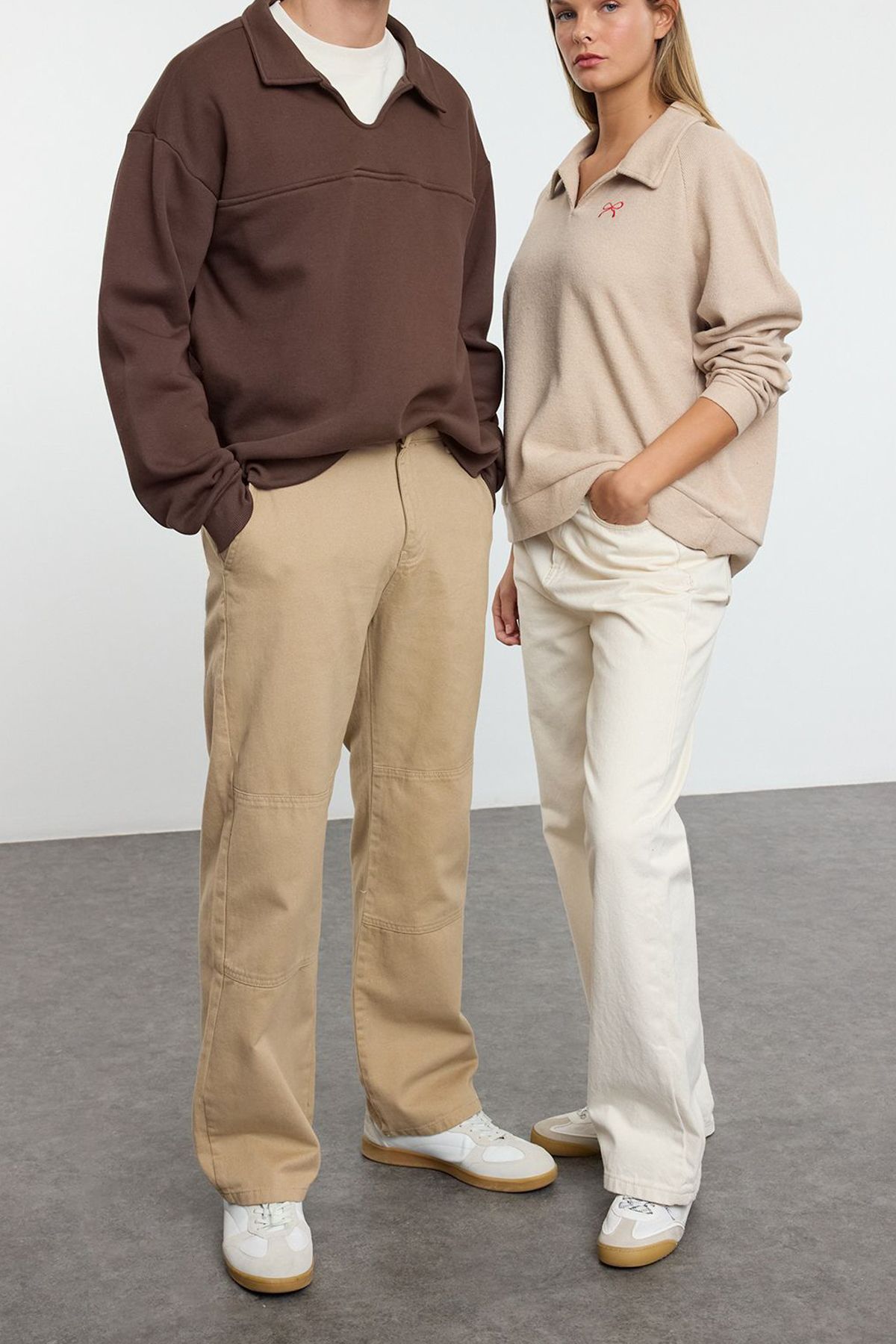 Edit by Trendyol-Dunkelbraunes, übergroßes/breit geschnittenes Paar-Sweatshirt mit Polokragen und Fleece-Innenseite TMNAW25SW00021 3