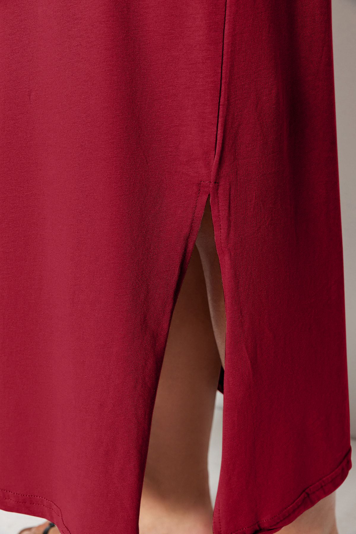 Trendyol Curve-Rotes V-Ausschnitt-Schlitzkleid aus 100 % gestrickter Baumwolle in Übergröße TBBSS22AH0163 4