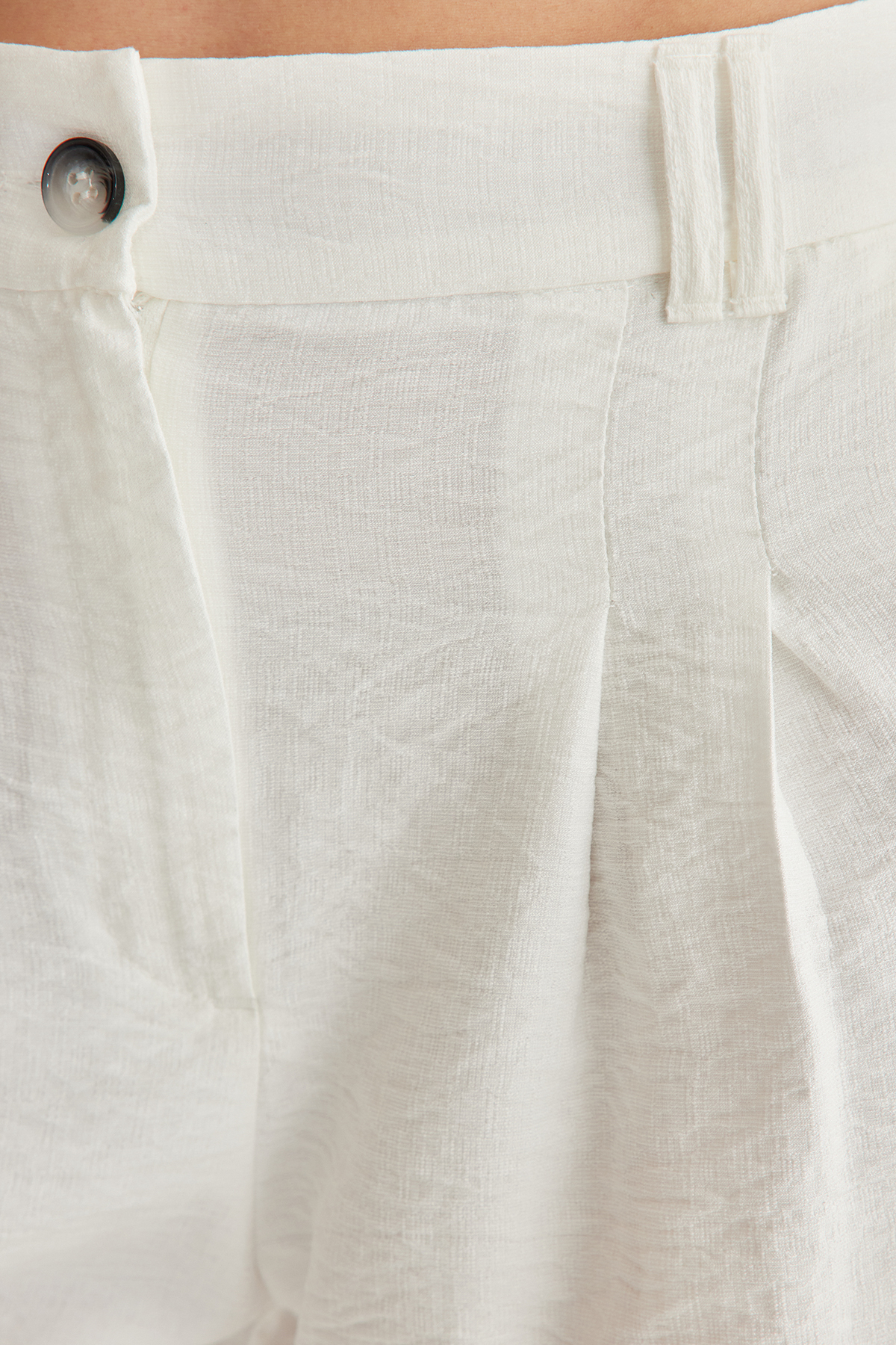 Trendyolmilla  Beyaz Paçası Kıvırmalı Dokuma Şort TWOSS21SR0146 - Görsel 4