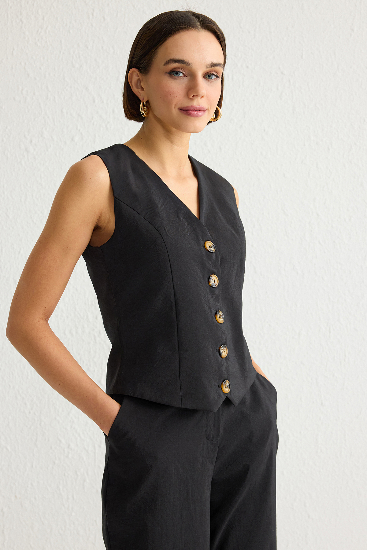 Trendyolmilla  Siyah Yumuşak Tuşeli Regular Yelek Geniş Paça Pantolon Dokuma Alt-Üst Takım TWOSS25AU00027 - Görsel 2