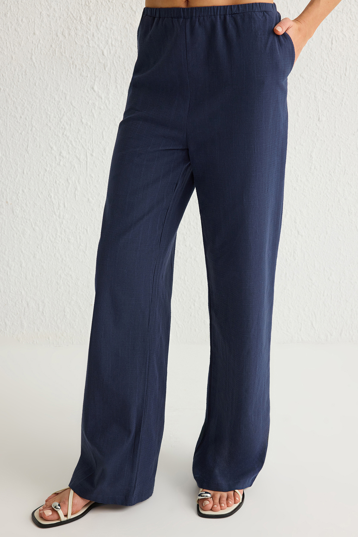 Trendyolmilla  Lacivert Fiyonklu Keten Görünümlü Bluz Ve Wide Leg Pantolon Dokuma Alt-Üst Takım TWOSS25AU00034 - Görsel 4