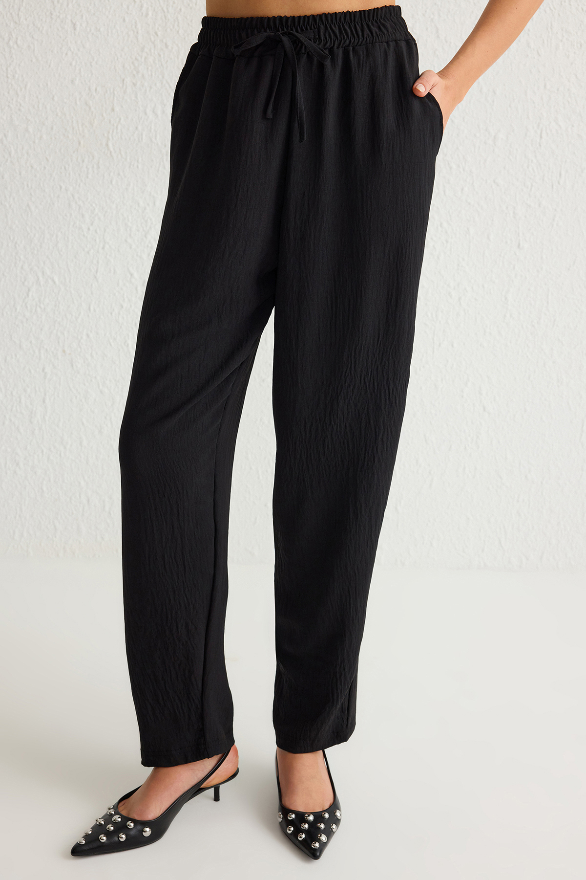 Trendyolmilla  Siyah Kolsuz Bluz Ve Beli Lastikli Wide Leg/Geniş Paça Pantolon Dokuma Alt-Üst Takım TWOSS25AU00029 - Görsel 5