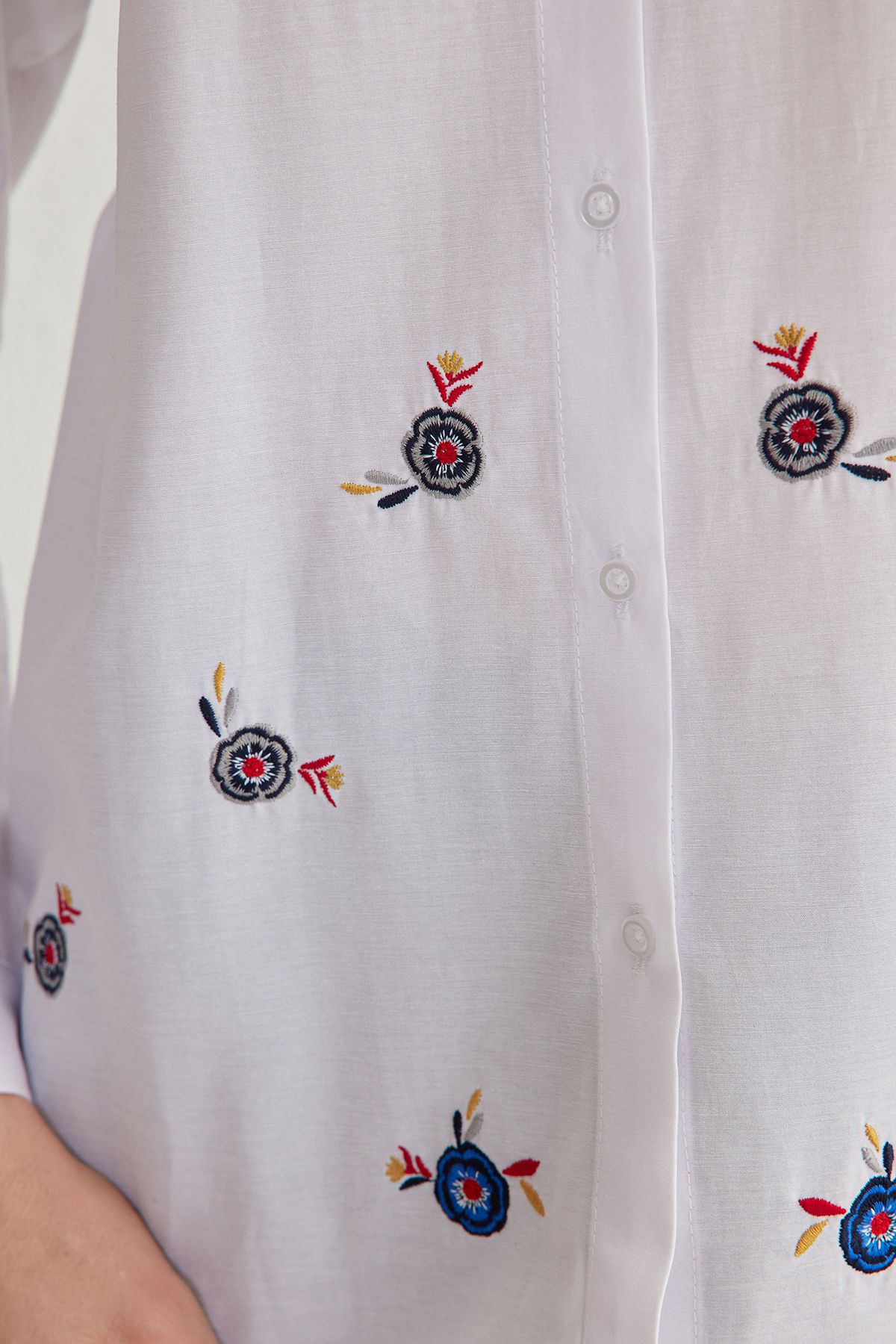 Trendyol Collection-Λευκό πάνω από όλο κέντημα Λεπτομερές υπερμεγέθη φαρδύ υφαντό πουκάμισο TWOSS25GO00094 5
