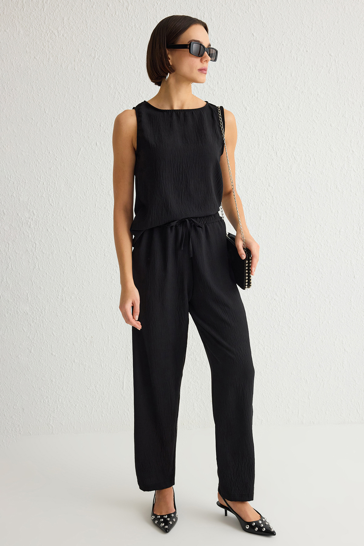 Trendyolmilla  Siyah Kolsuz Bluz Ve Beli Lastikli Wide Leg/Geniş Paça Pantolon Dokuma Alt-Üst Takım TWOSS25AU00029 - Görsel 3