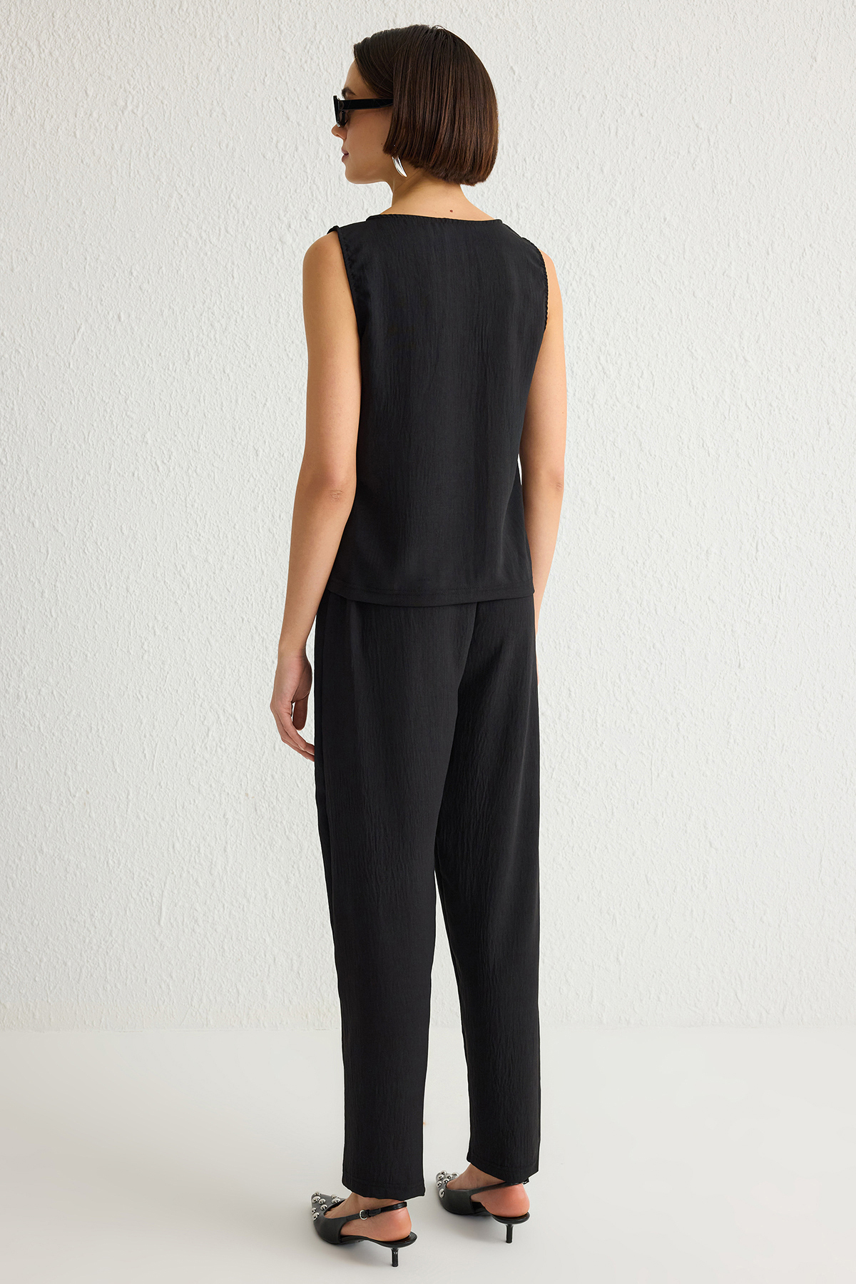 Trendyolmilla  Siyah Kolsuz Bluz Ve Beli Lastikli Wide Leg/Geniş Paça Pantolon Dokuma Alt-Üst Takım TWOSS25AU00029 - Görsel 6