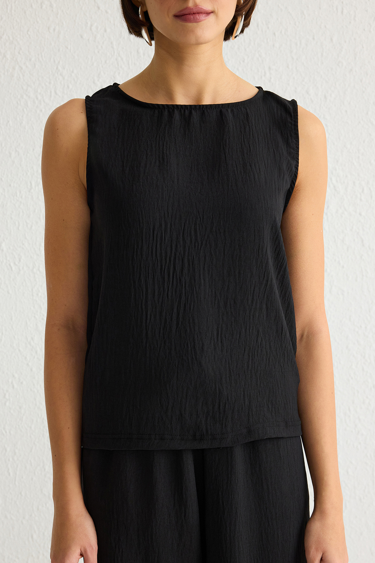 Trendyolmilla  Siyah Kolsuz Bluz Ve Beli Lastikli Wide Leg/Geniş Paça Pantolon Dokuma Alt-Üst Takım TWOSS25AU00029 - Görsel 4