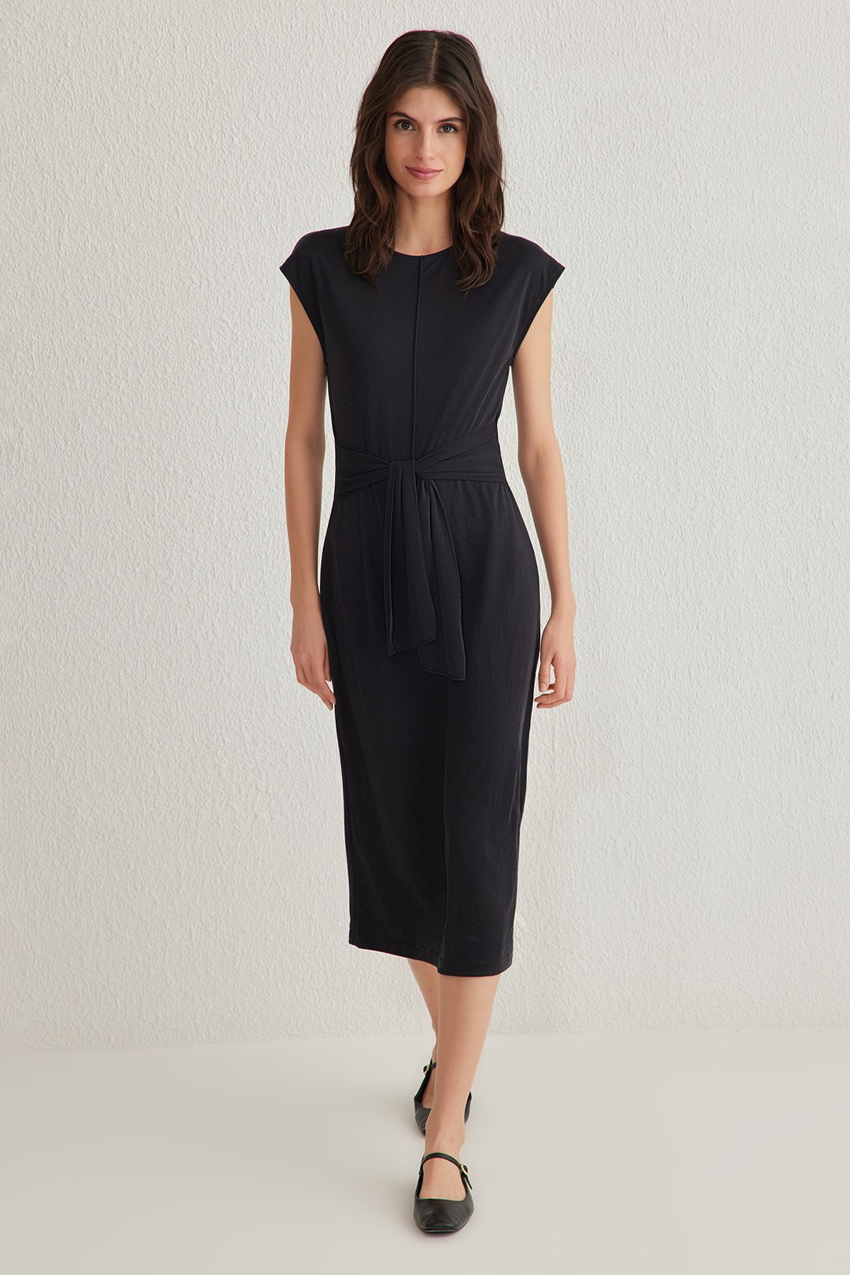 Trendyol Collection Czarna Prosta Sukienka Midi Z Paskiem I Miękką Teksturą, Dzianinowa, Pikowana Twoss25el00072 Kobieta - XS