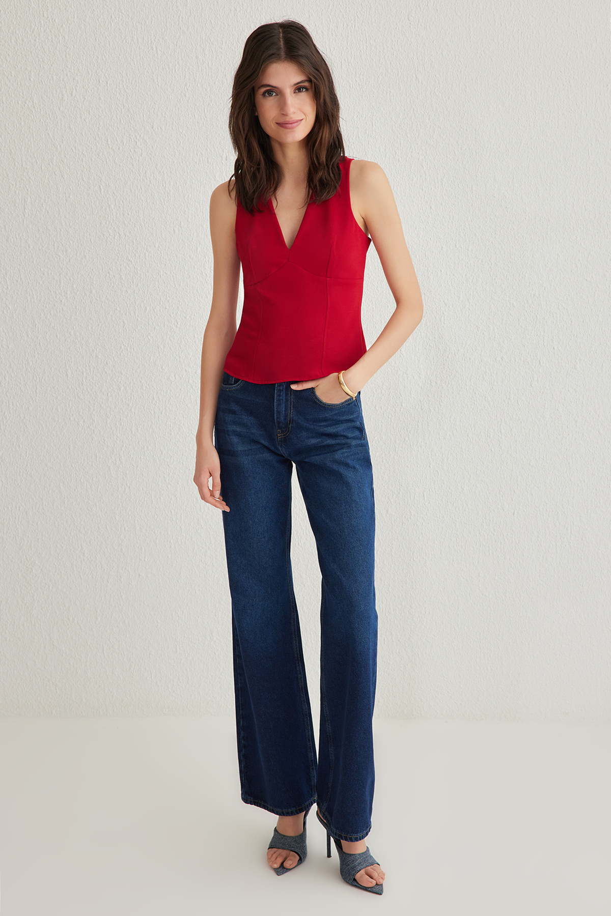 Trendyolmilla  Kırmızı V Yaka Slim Fit Dokuma Dokuma Bluz TWOSS25BZ00055 - Görsel 2