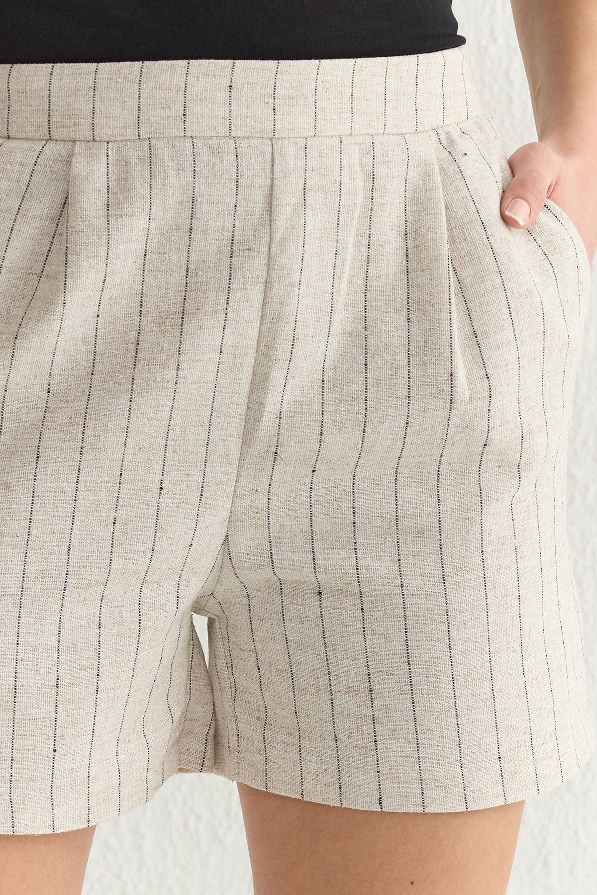 Trendyol Collection-Béžové šortky s proužkovaným lněným vzhledem – délka ke kolenům vzadu v pase elastické Twoss25Sr00022 5
